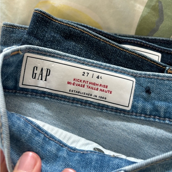GAP Kickfit high-rise cropped jeans with raw hem - Picture 2 of 3